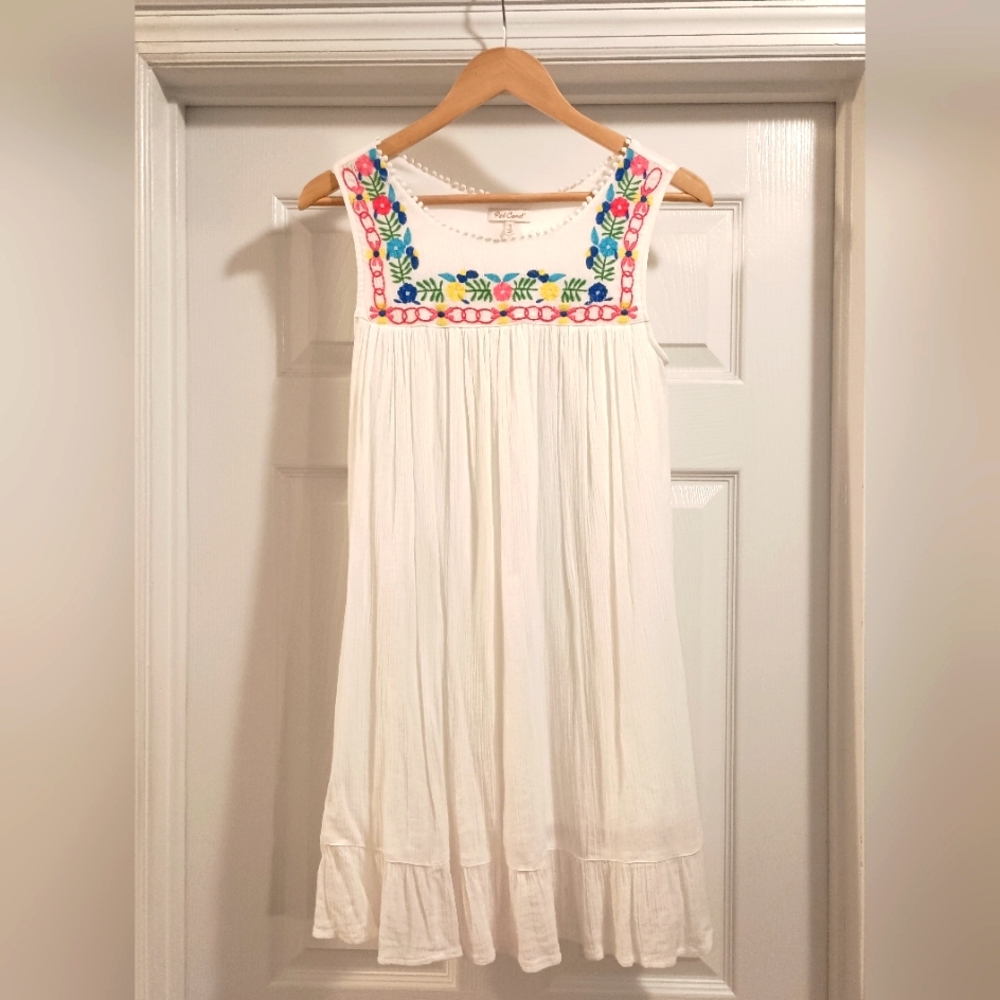 Red Camel White Sleeveless Pullover white Embroidere Dress size 6